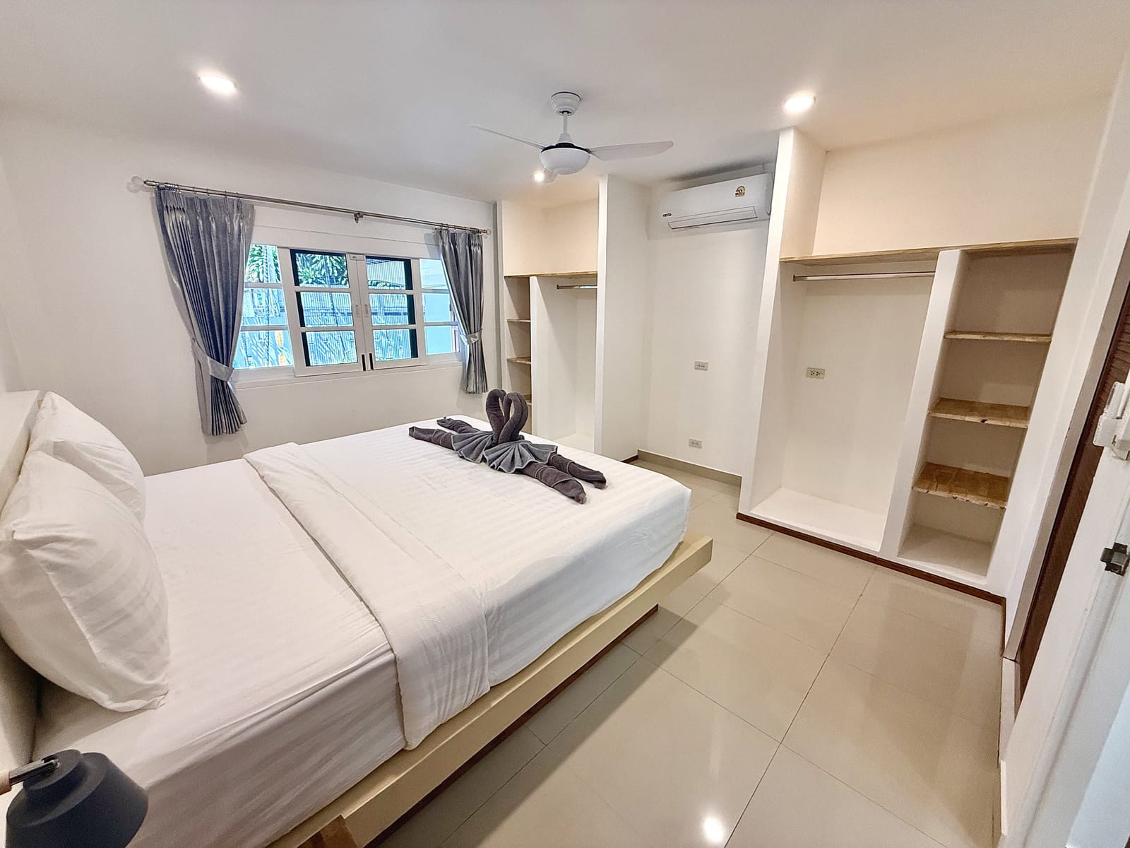 Independent third king bedroom at Villa Bua