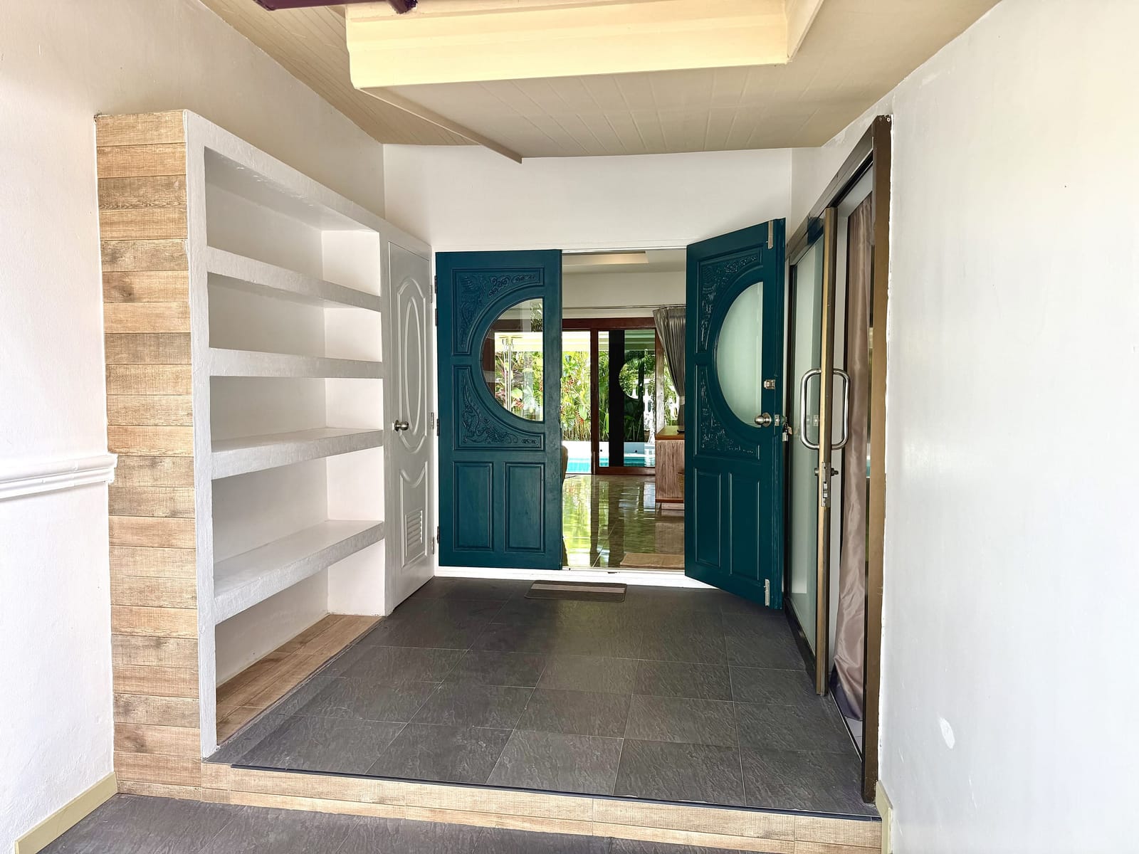 Private entrance to Villa Bua