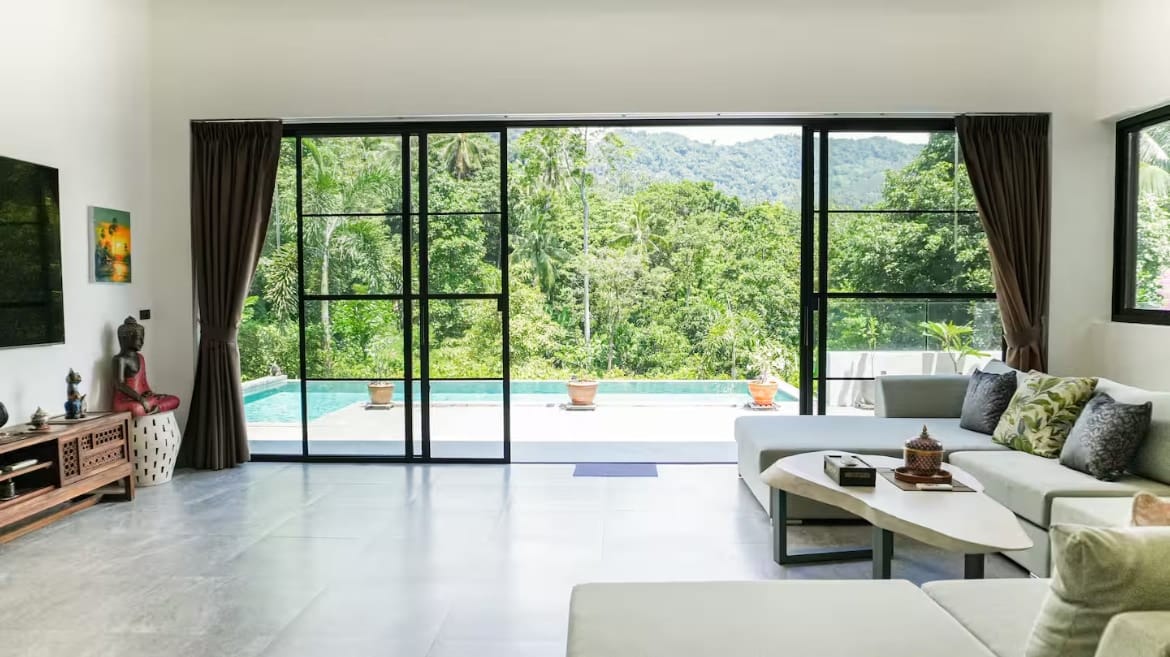 ห้องนั่งเล่นและวิวสระว่ายน้ำของ Villa des Princes