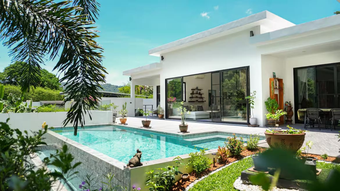 สระว่ายน้ำและระเบียงของ Villa des Princes