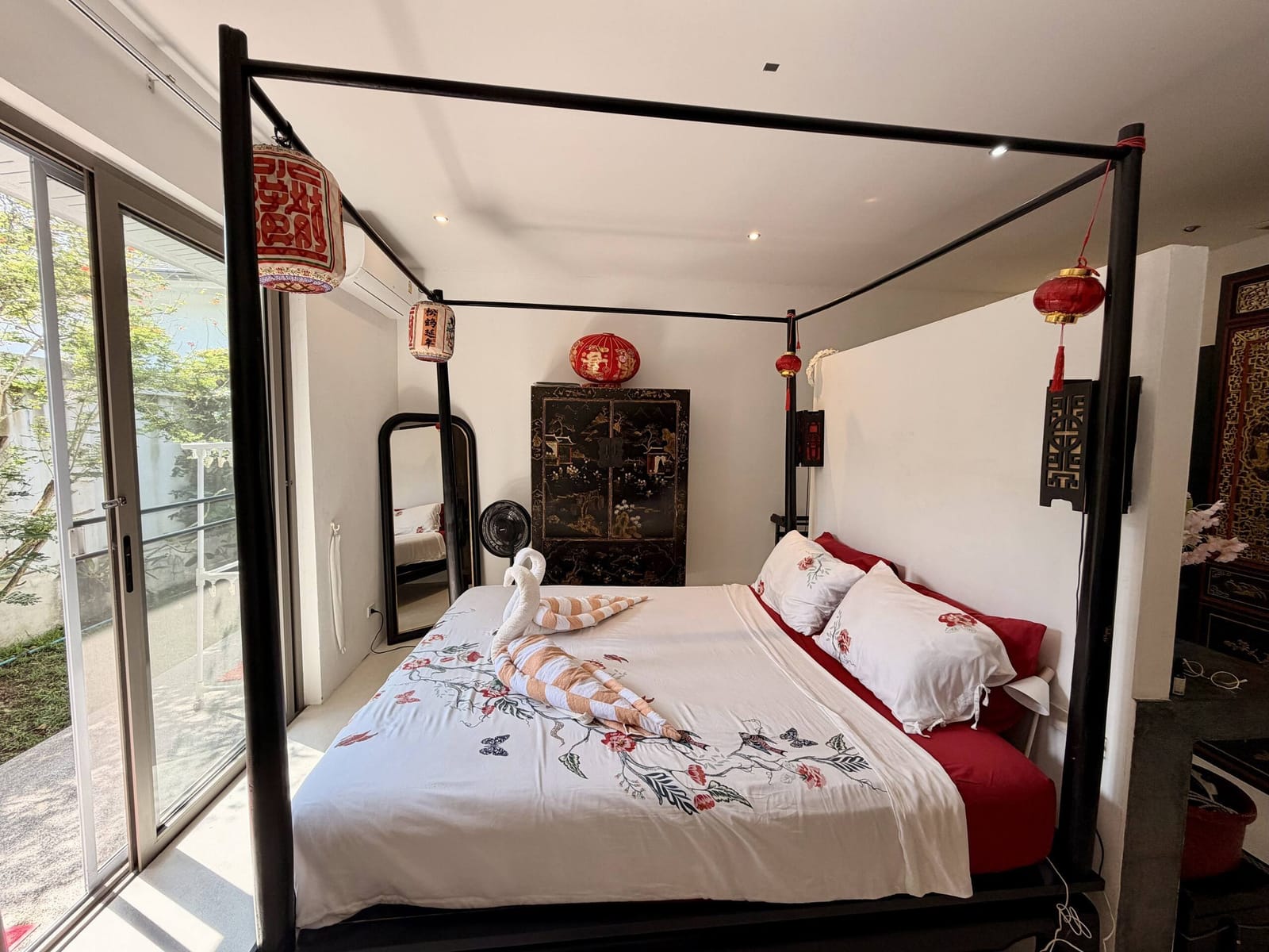 Bedroom with a four-poster bed at Villa Samui Cao