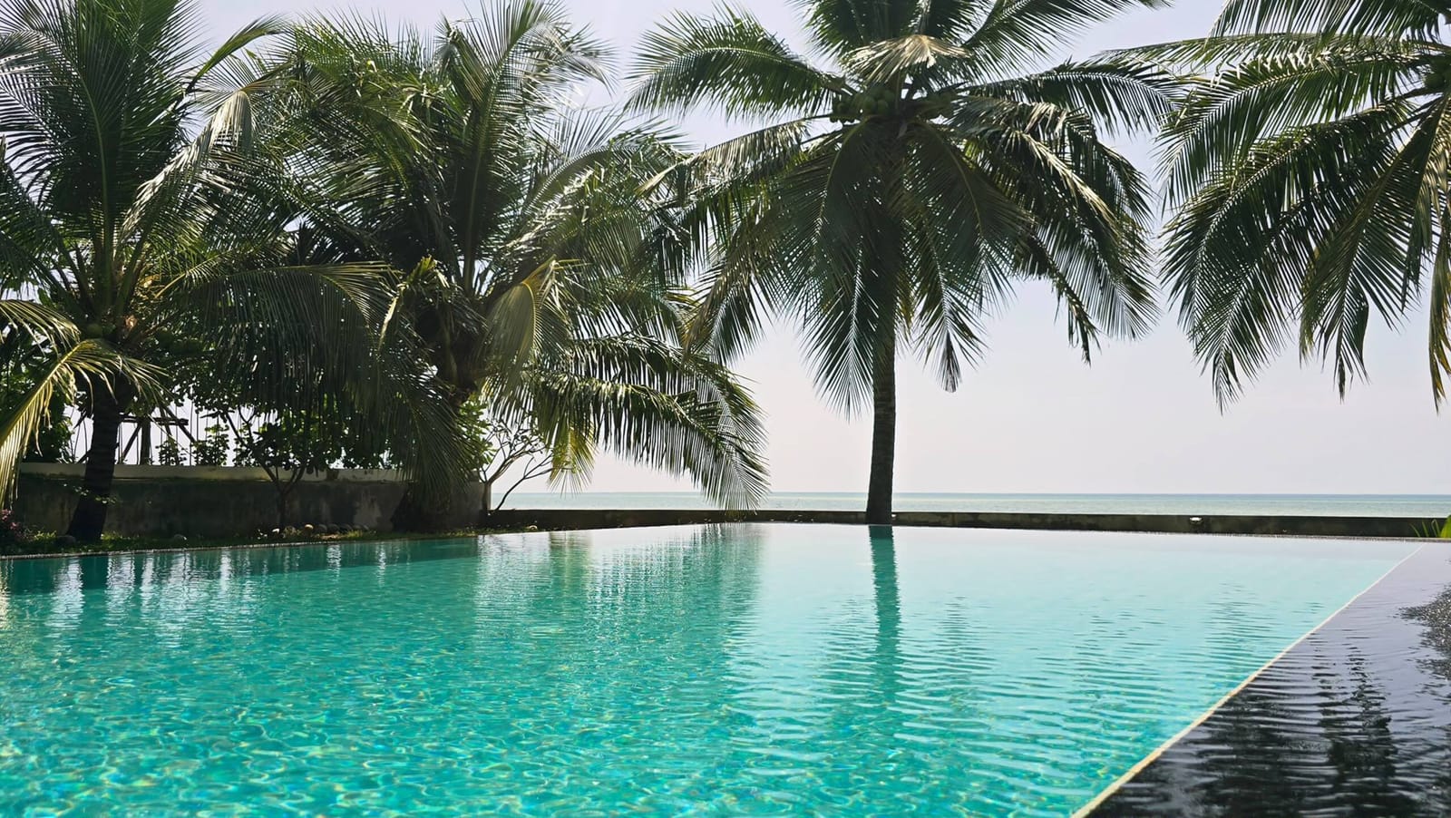 Pool edge facing the sea at Villa Samui Cao