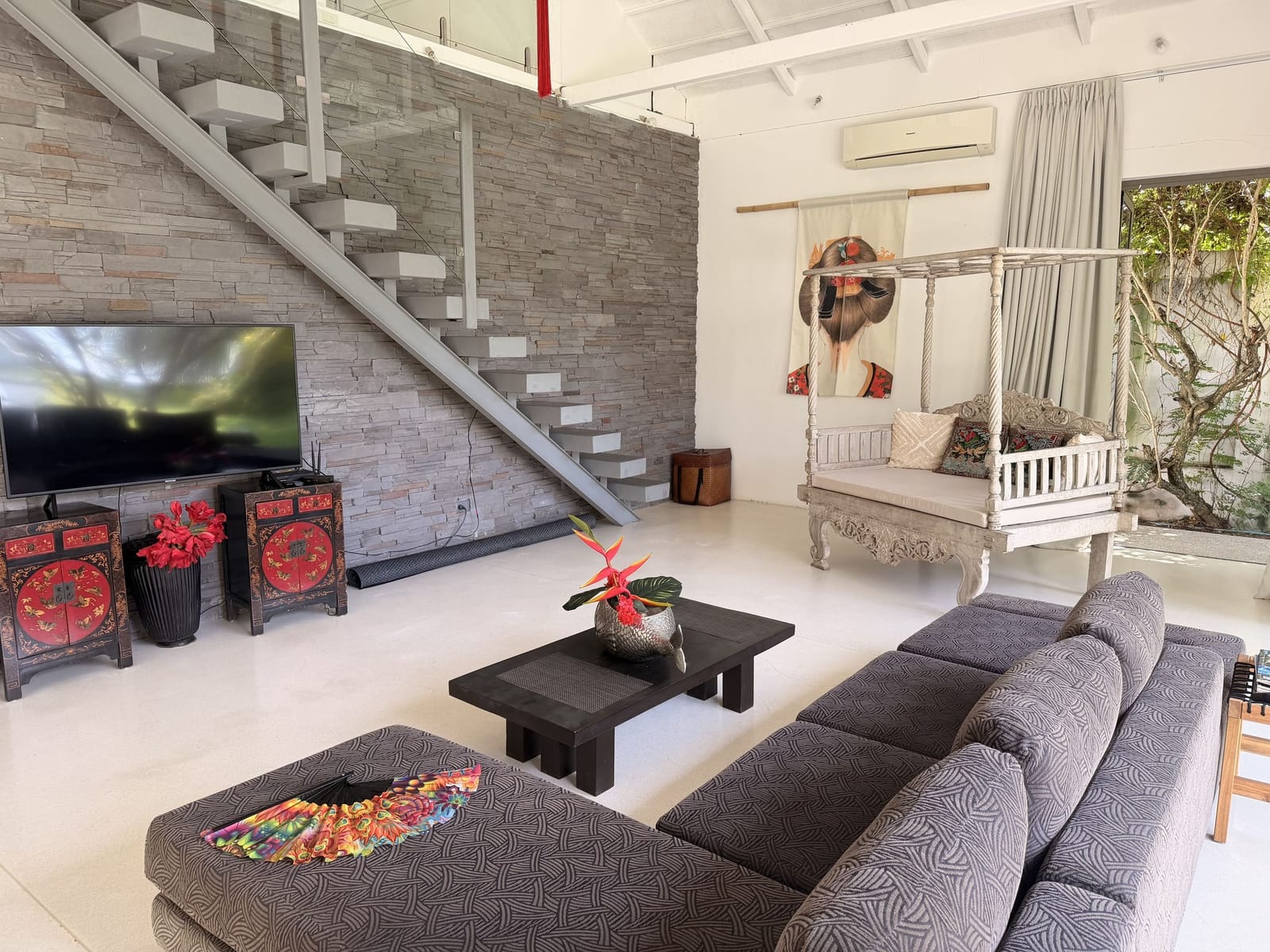 High-ceilinged living room at Villa Samui Cao