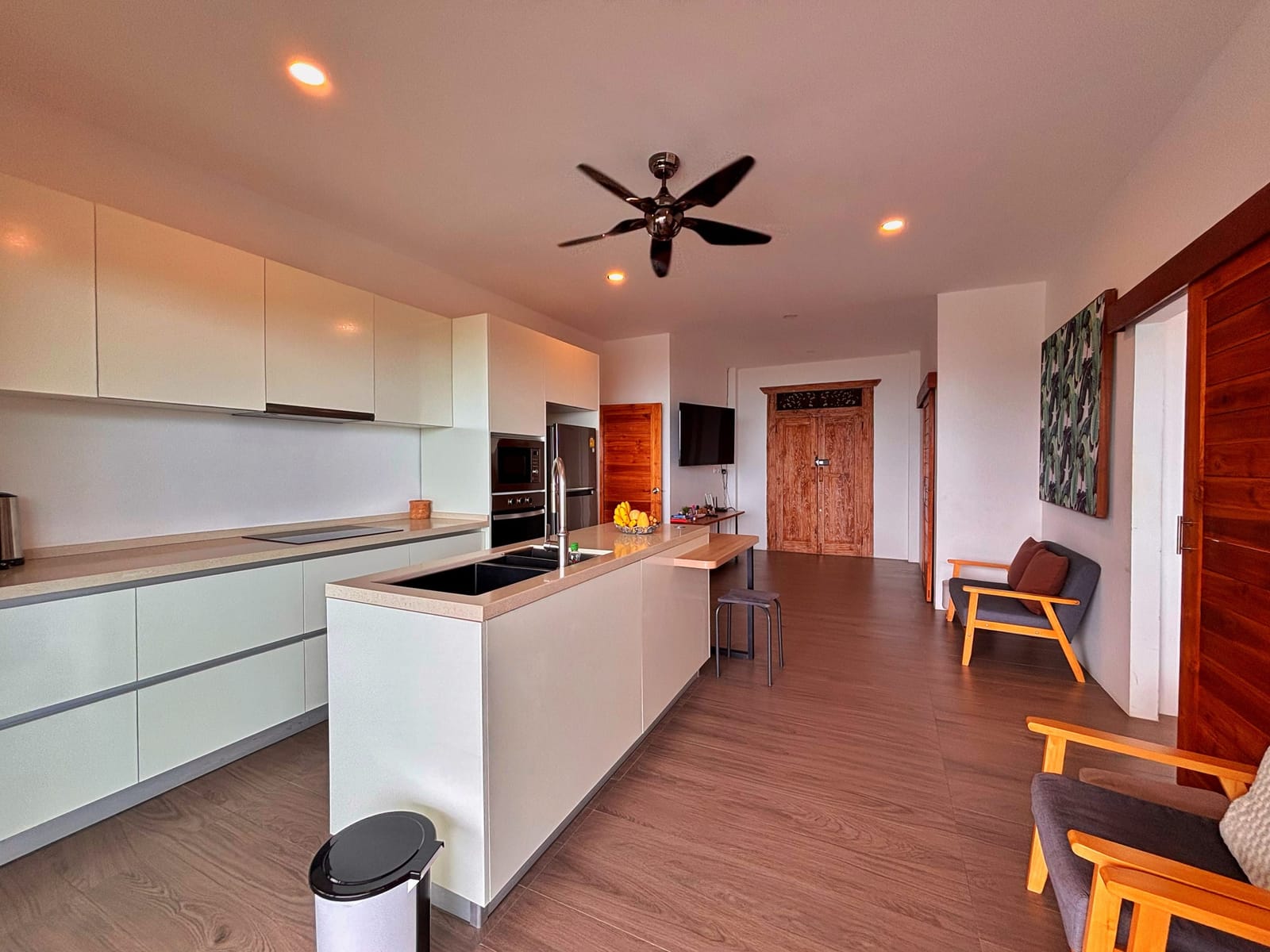 ห้องครัวแบบเปิดโล่งของ Villa Selma